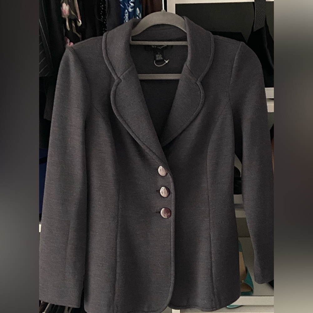 ST JOHN Size 4 Classic Dark Grey Knit Blazer excellent condition. 3/4 sleeve